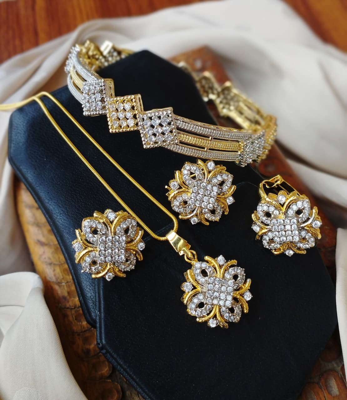 Most stunning jadao combo set Fine quality with each bangle With chain 2.6 2.8 bangle size