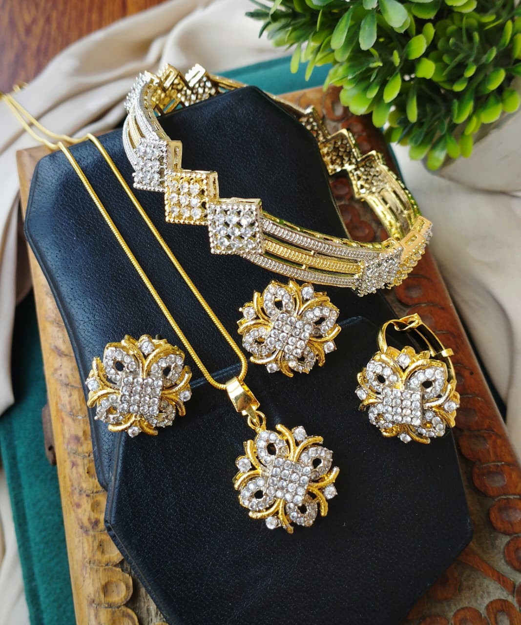 Most stunning jadao combo set Fine quality with each bangle With chain 2.6  2.8 bangle size