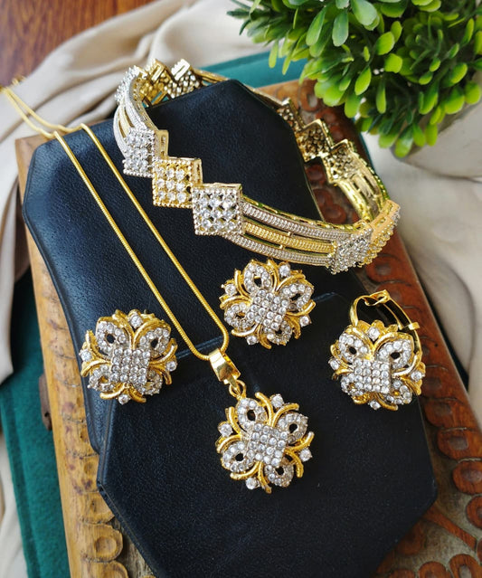Most stunning jadao combo set Fine quality with each bangle With chain 2.6  2.8 bangle size