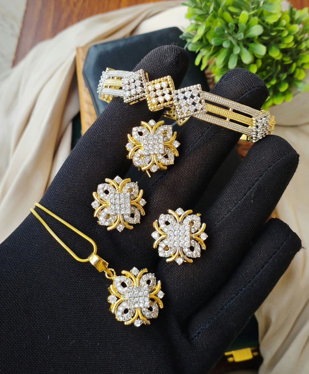 Most stunning jadao combo set Fine quality with each bangle With chain 2.6  2.8 bangle size